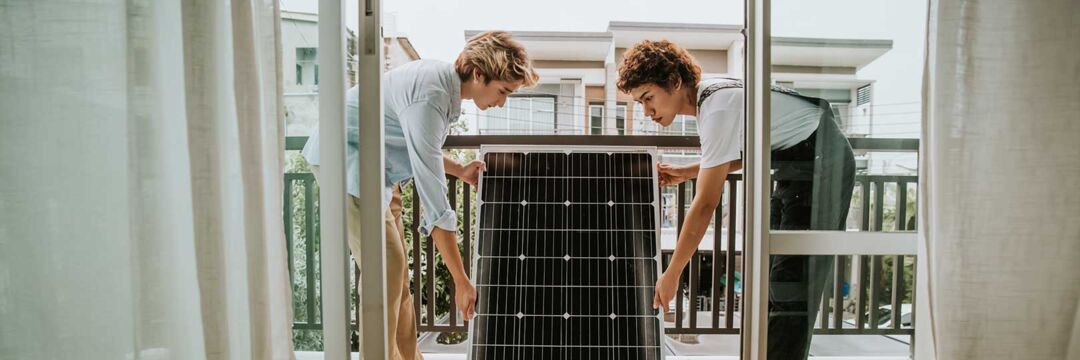 Photovoltaik Balkonanlage wird montiert